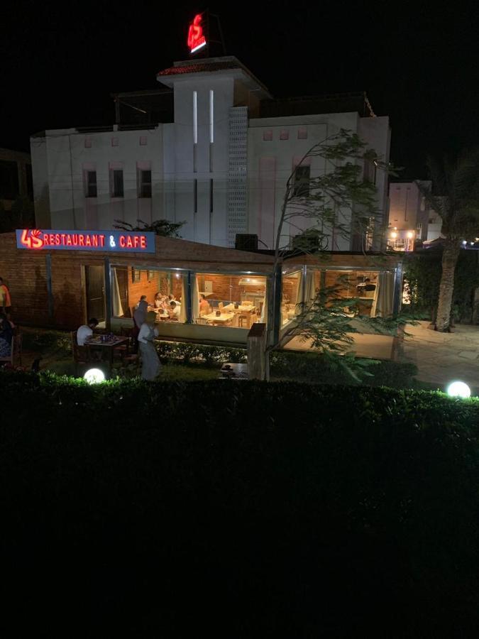 فندق فور إس دهب المظهر الخارجي الصورة
